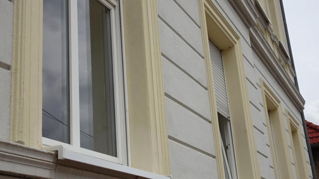 OHNE BANK finanzierbar: Gutshof-Ensemble mit MFH, Gutshaus & Scheunentrakt