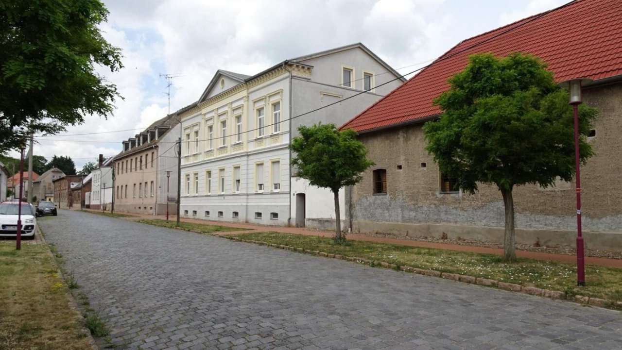 Saniertes Mehrfamilienhaus u.Nebengebäude Saniertes Mehrfamilienhaus u.Nebengebäude
