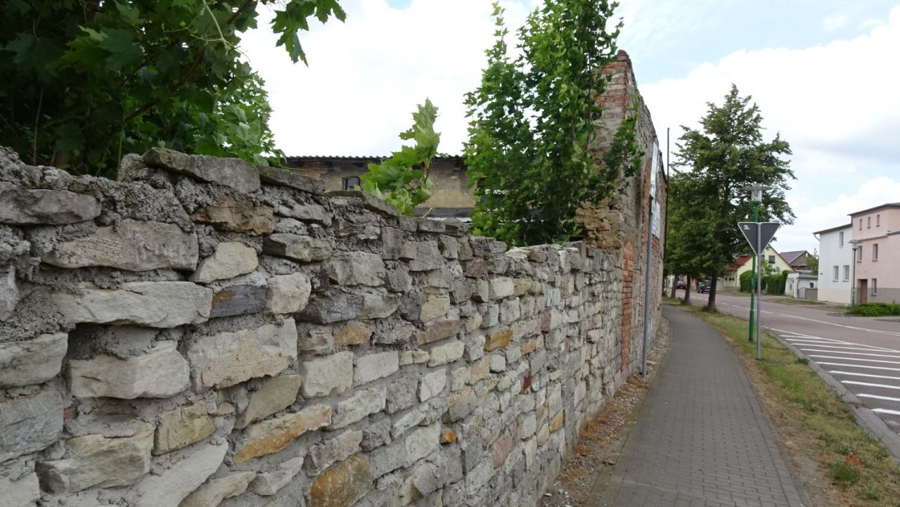 Mauer als Grundstücksbegrenzung 