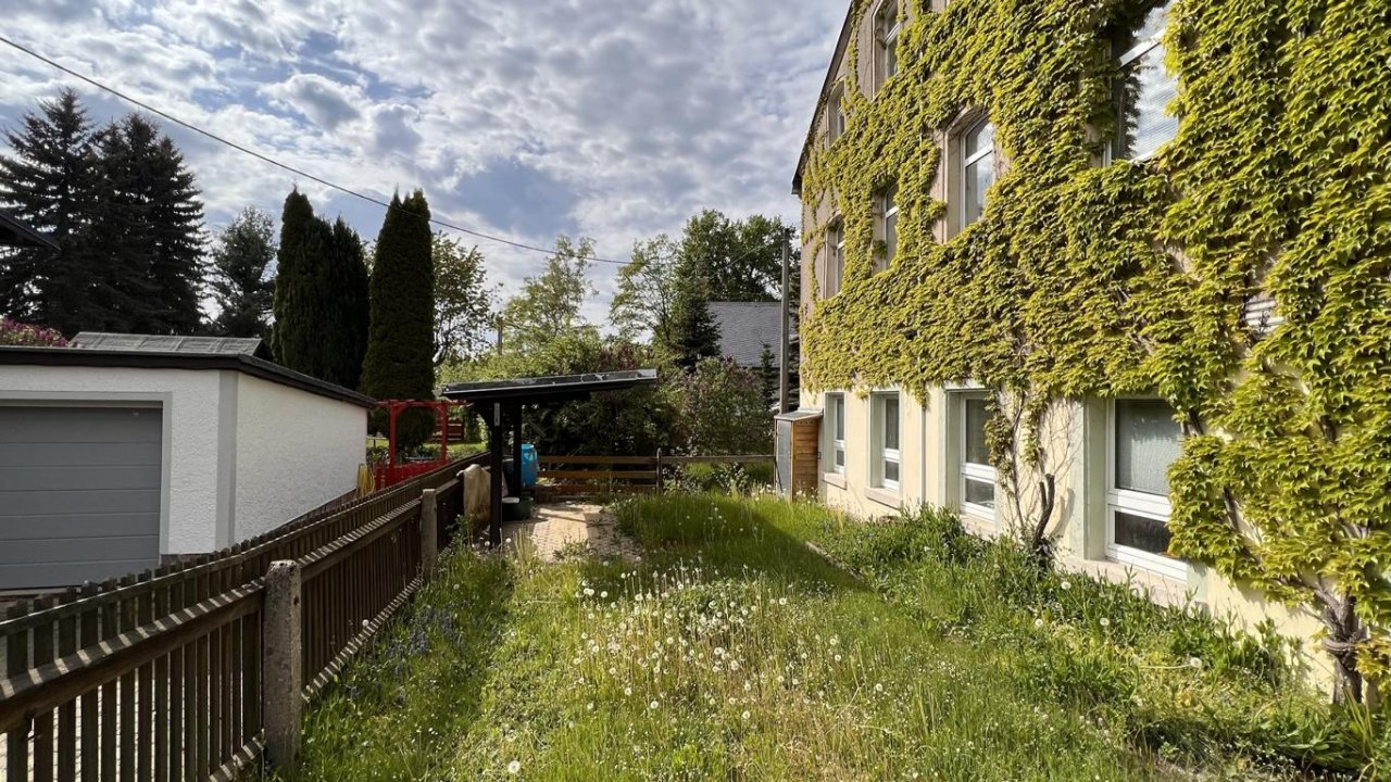 Haus Giebelseite mit kleiner Grünfläche