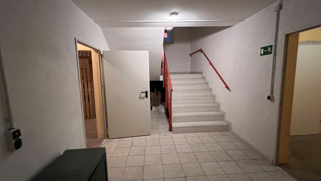 mittlerer Kellerflur mit Treppe zum Erdgeschoss