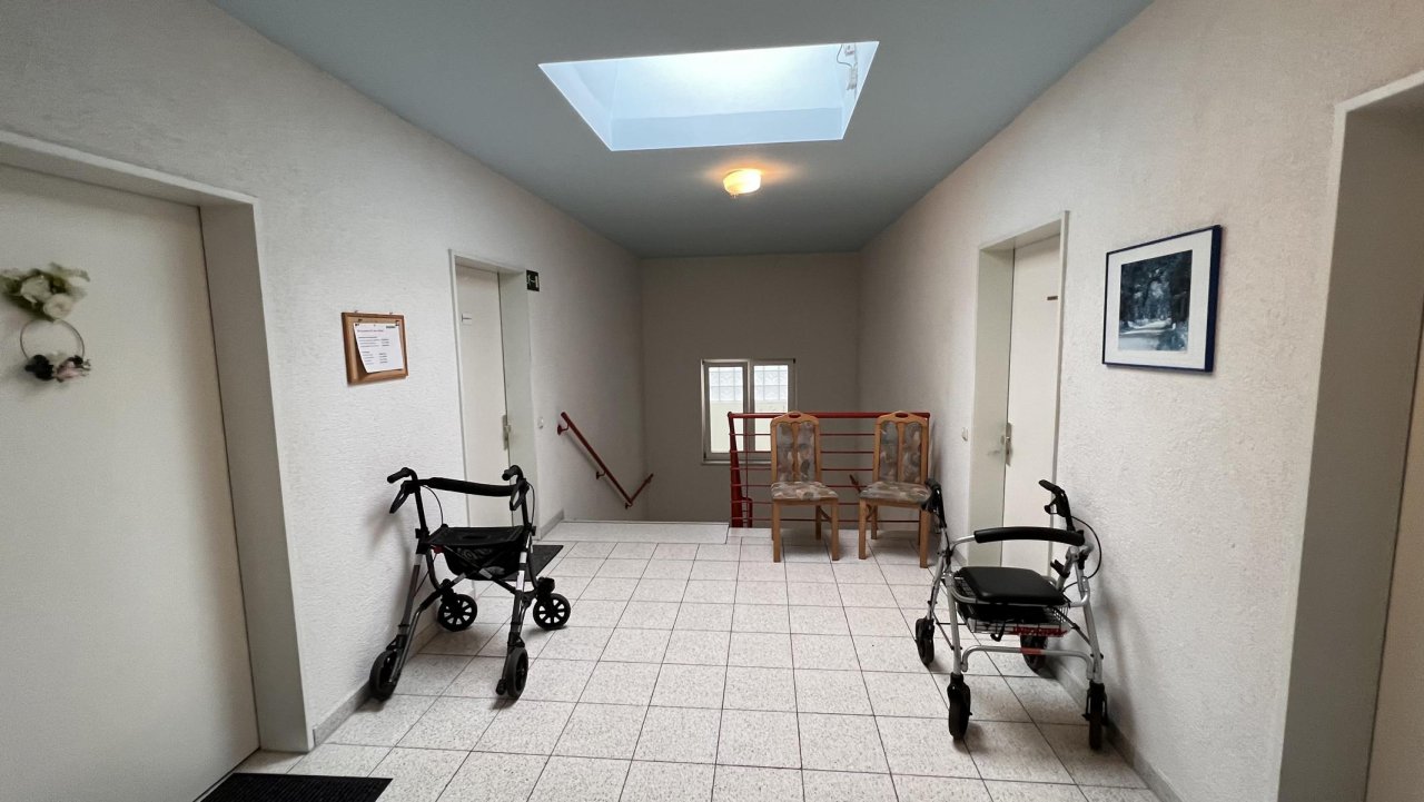 Geschossflur mit Treppe im Hintergrund Geschossflur mit Treppe im Hintergrund