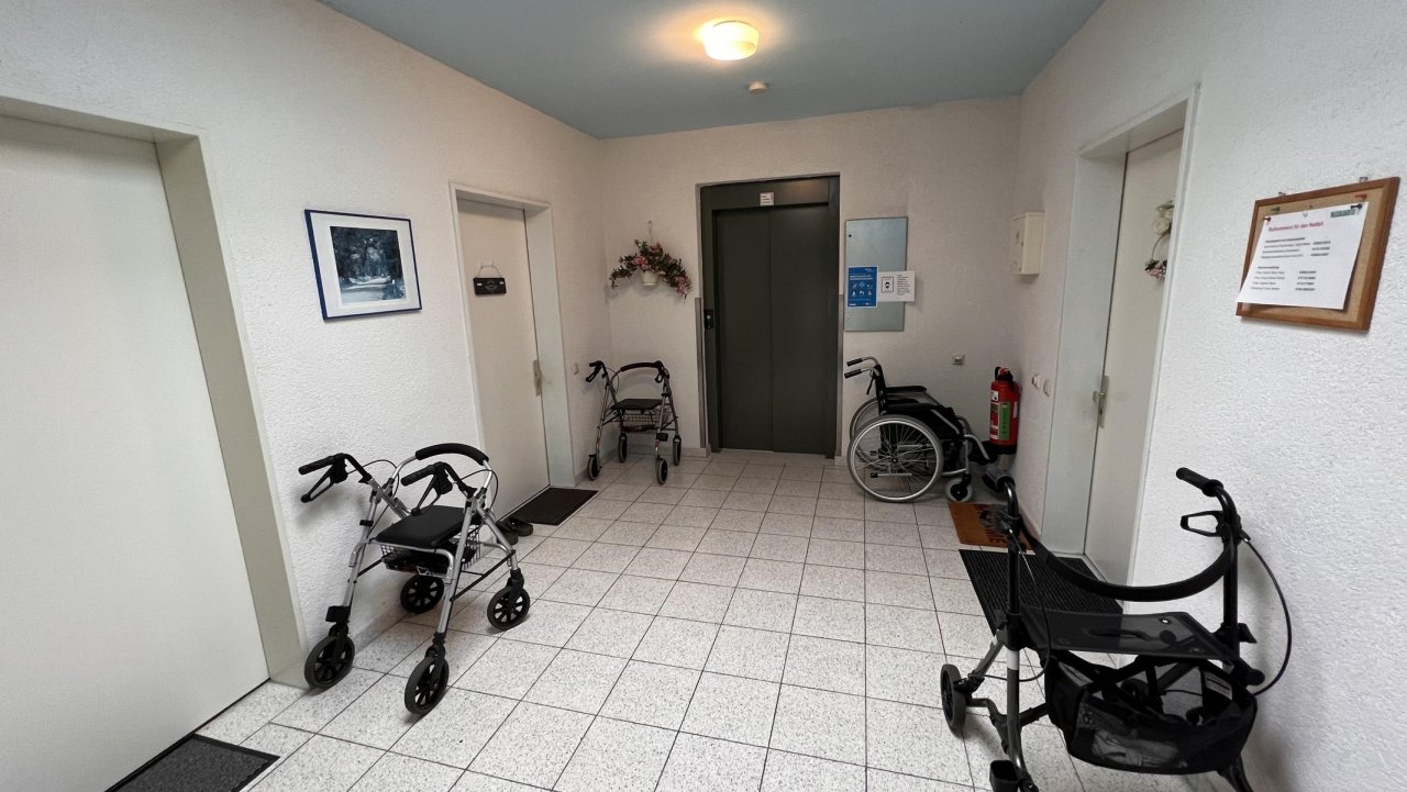 Geschossflur mit Fahrstuhl im Hintergrund Geschossflur mit Fahrstuhl im Hintergrund