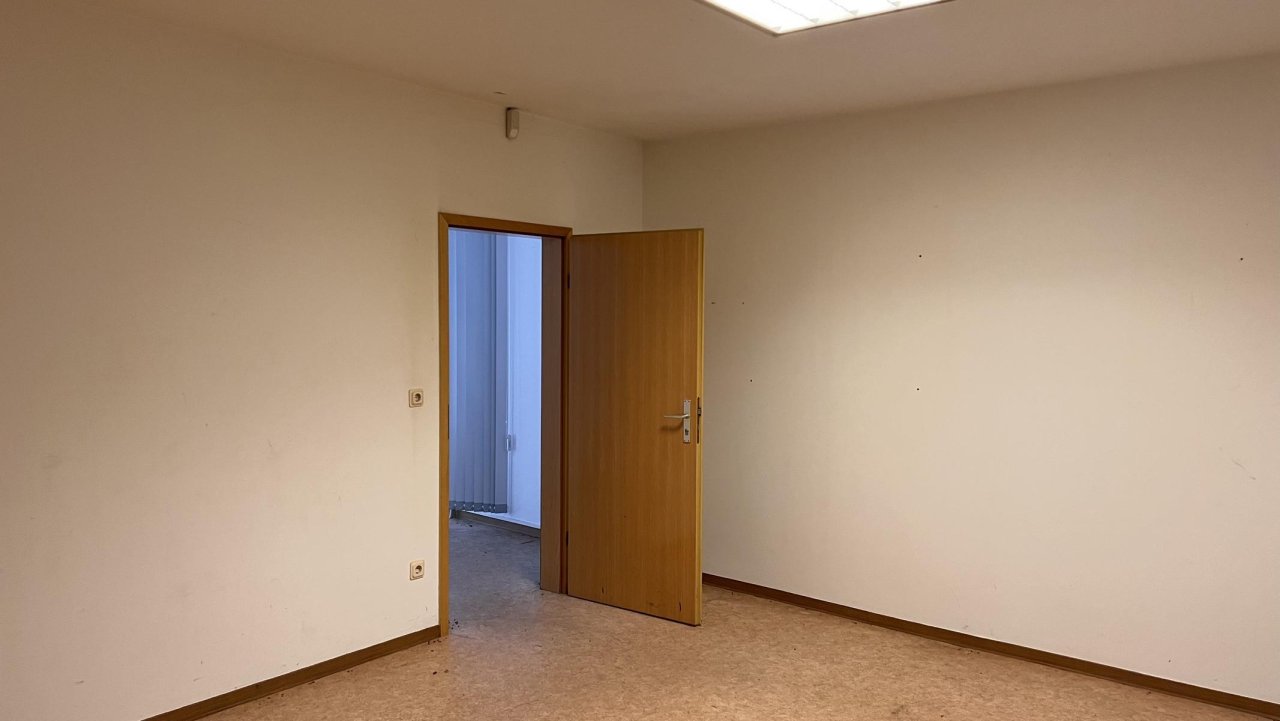 Blck aus dem großen Raum im Hofgebäude in den 2. Raum