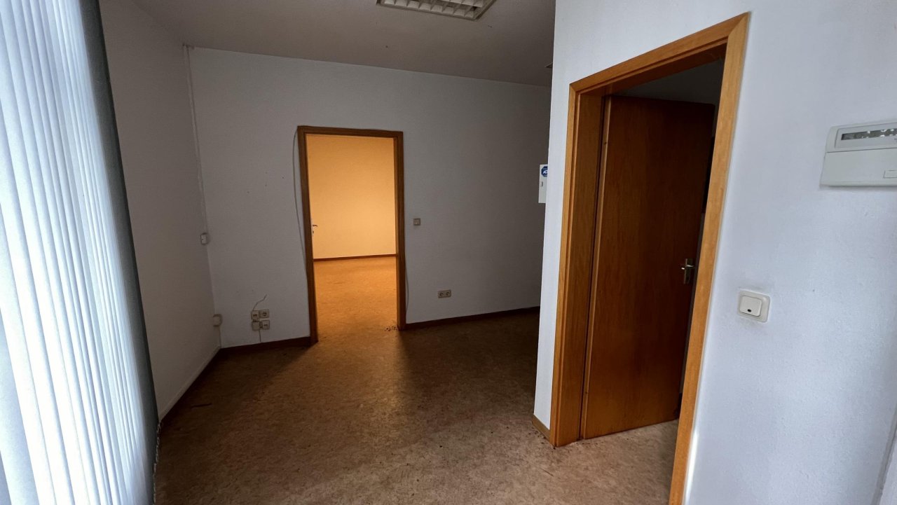 Raum im Hofgebäude mit Tür zum WC und gr.Raum