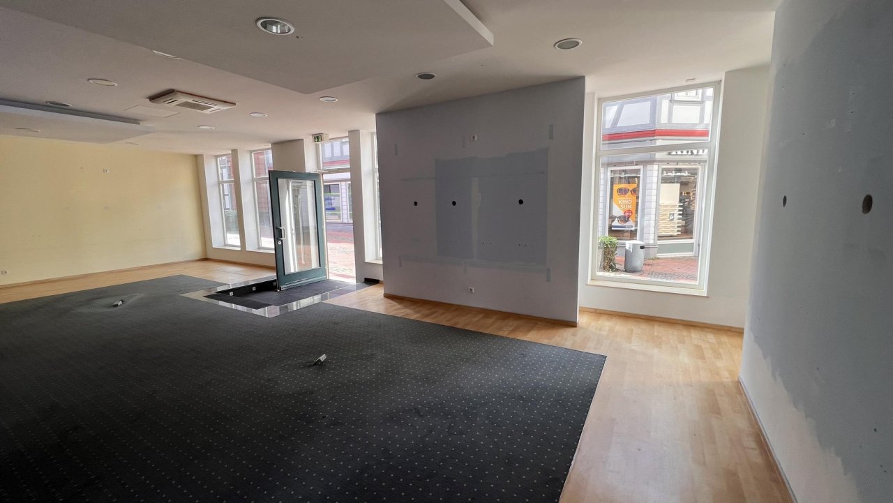 Schaufenster und Eingangstür an der Scheffelstraße