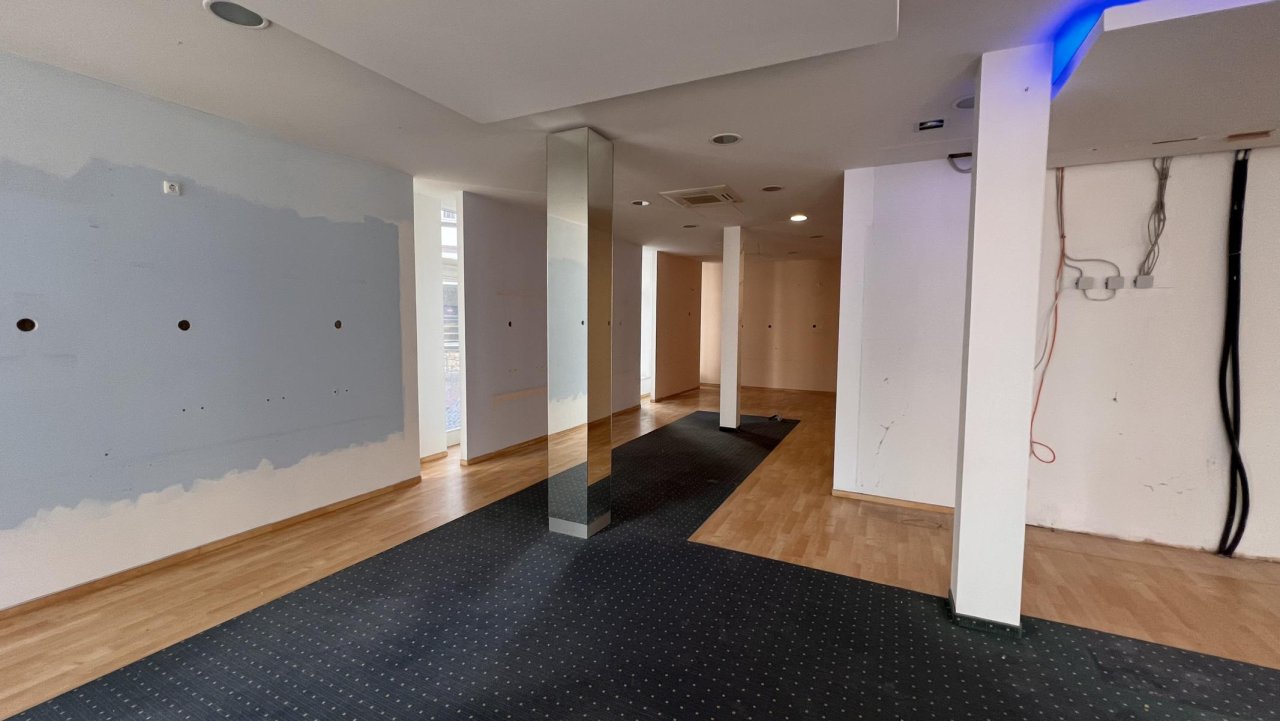 Ladenfläche mit Schaufenster an der Waagestraße