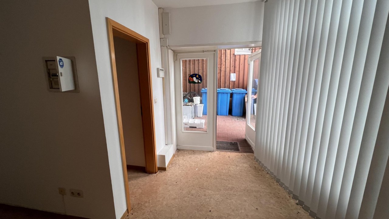 Raum im Hofgebäude mit Tür zum WC und Eingang