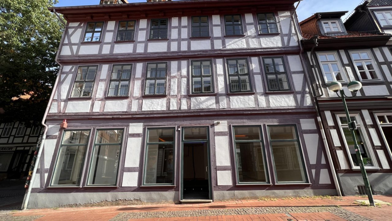 Schaufenster und Eingang Scheffelstraße