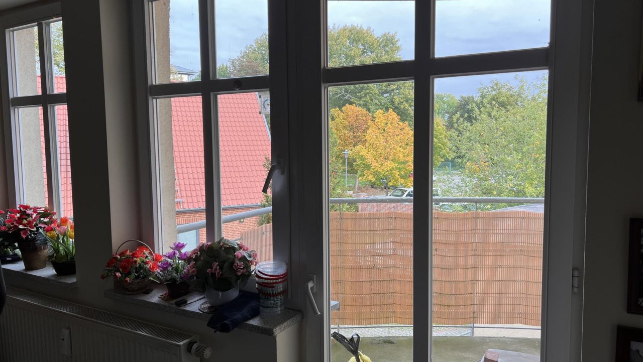 Wohnzimmerfenster mit Blick auf den "Amtsberg"