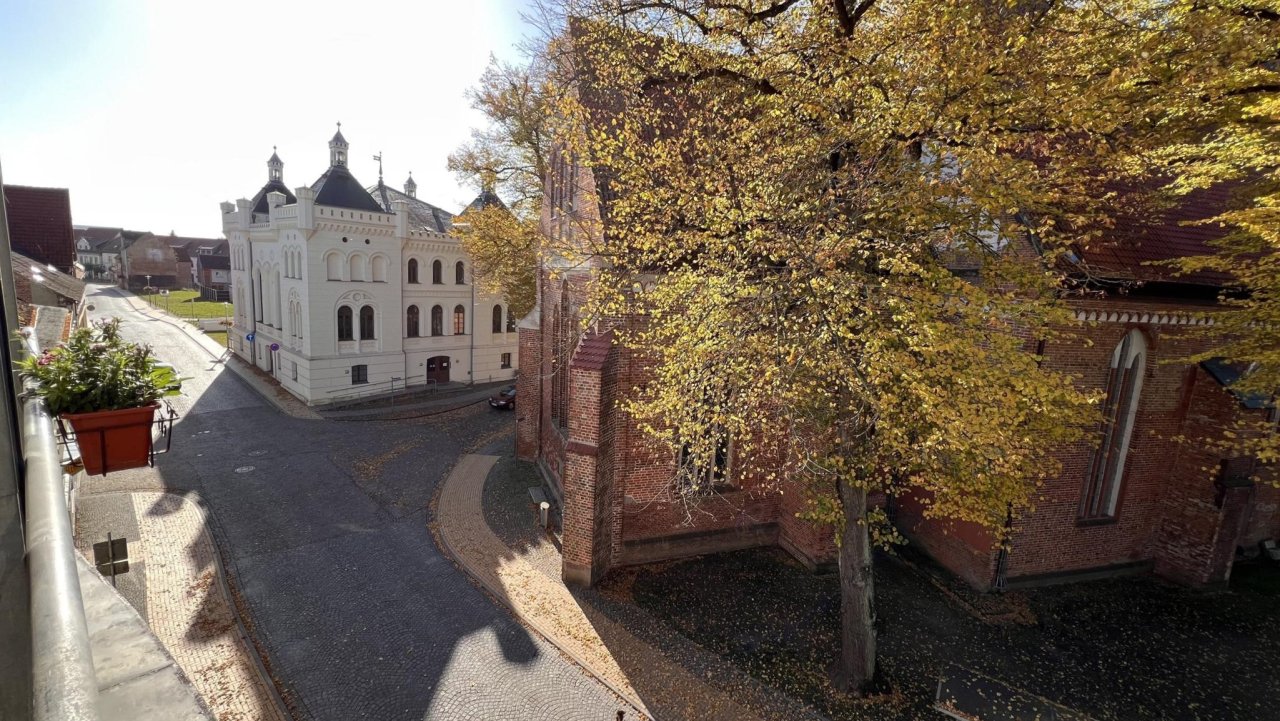 Blick aus einem der straßenseitigen Fenster