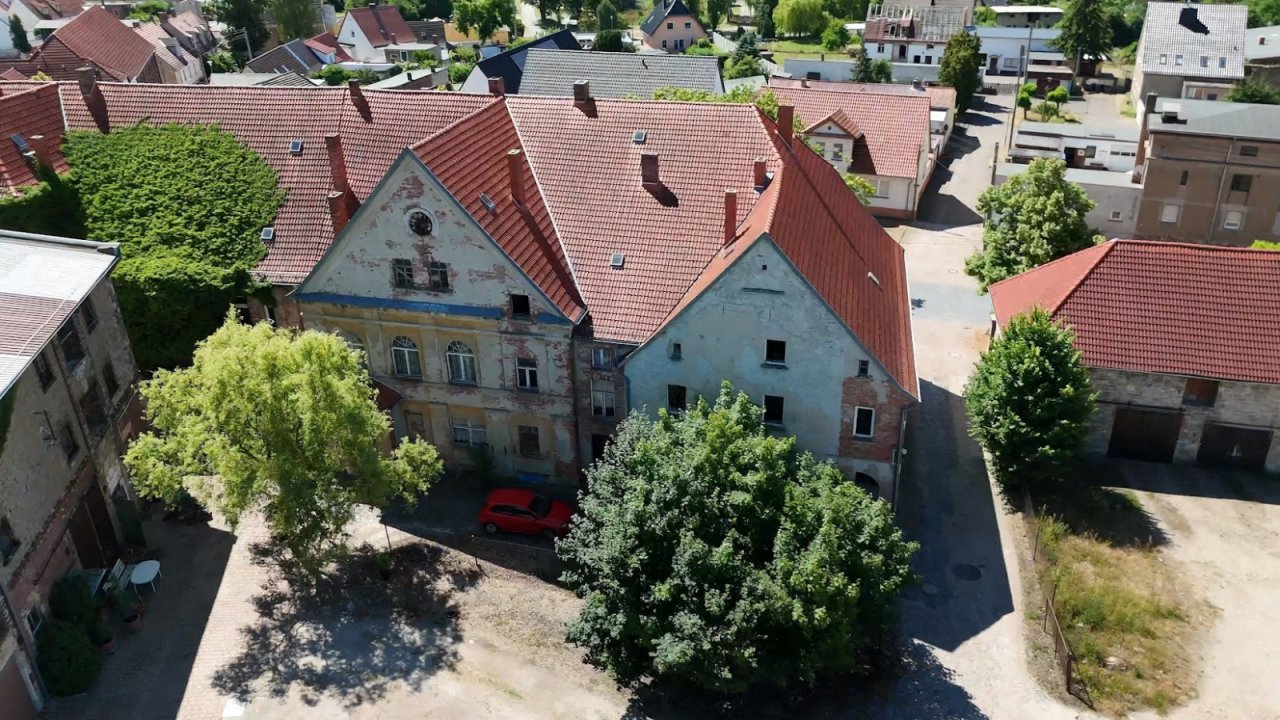 Gutshaus und Zufahrt