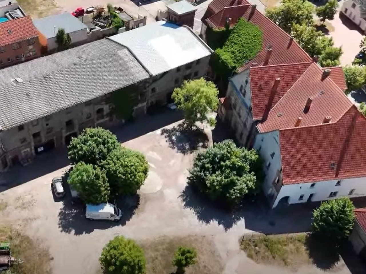 Scheunenanlage u. Gutshaus
