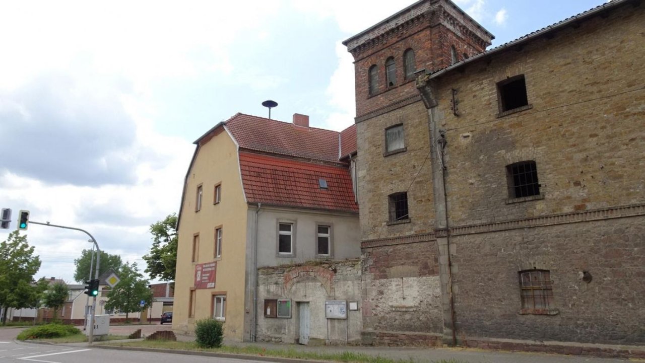 Gutshof, Turm mit Scheunentrakt Gutshof, Turm mit Scheunentrakt